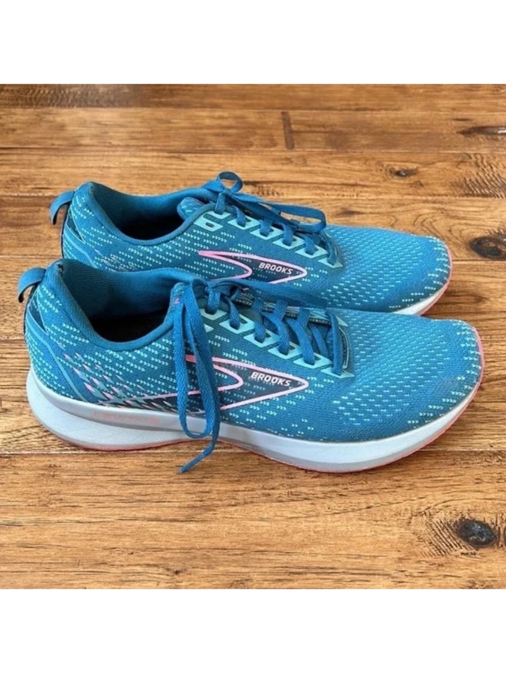 Brooks Levitate 5 Running Shoes Blue / Porcelain / Pink Womens Size 9.5